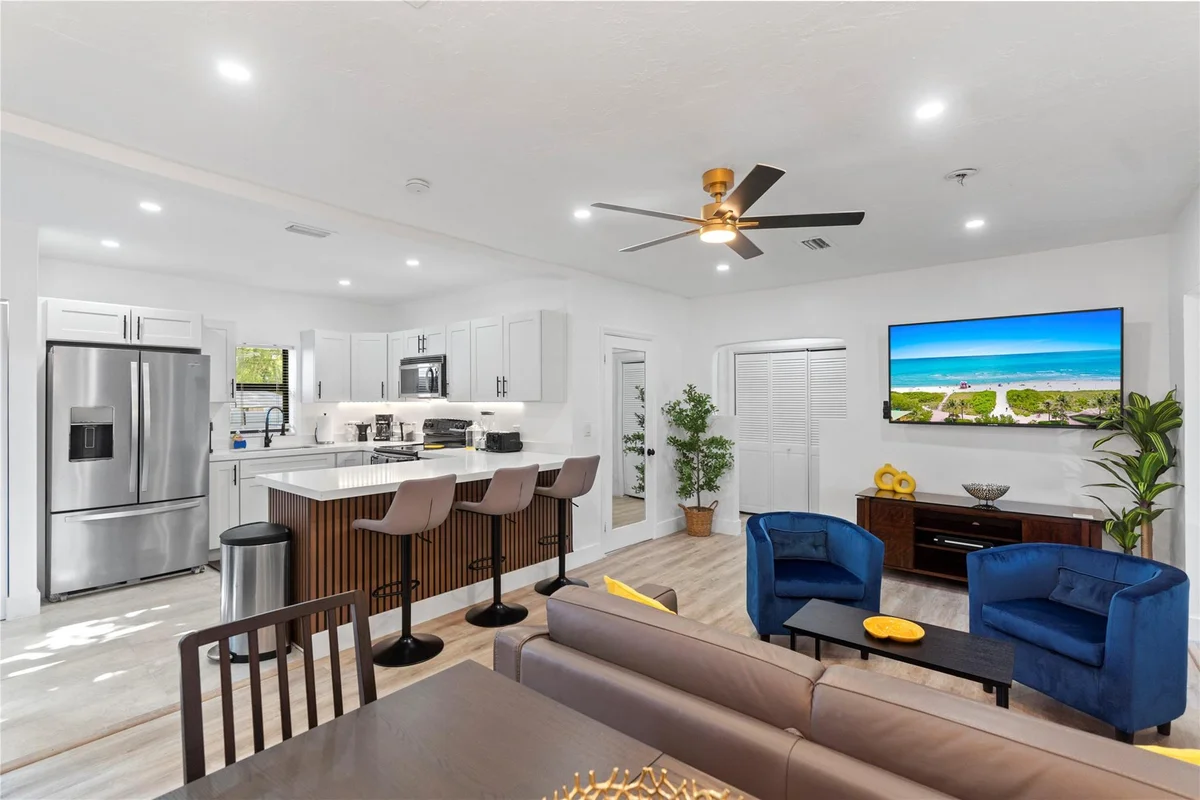 719 NE 36th St, Oakland Park: photo 1 of 44