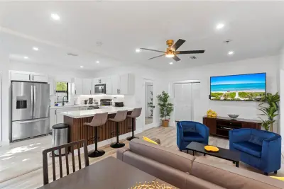 719 NE 36th St, Oakland Park: photo 1 of 44