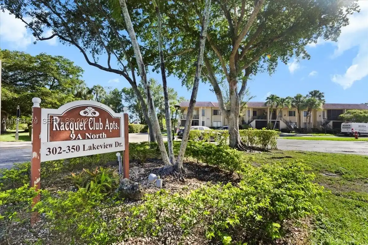 302 Lakeview Dr #203, Weston: photo 1 of 28