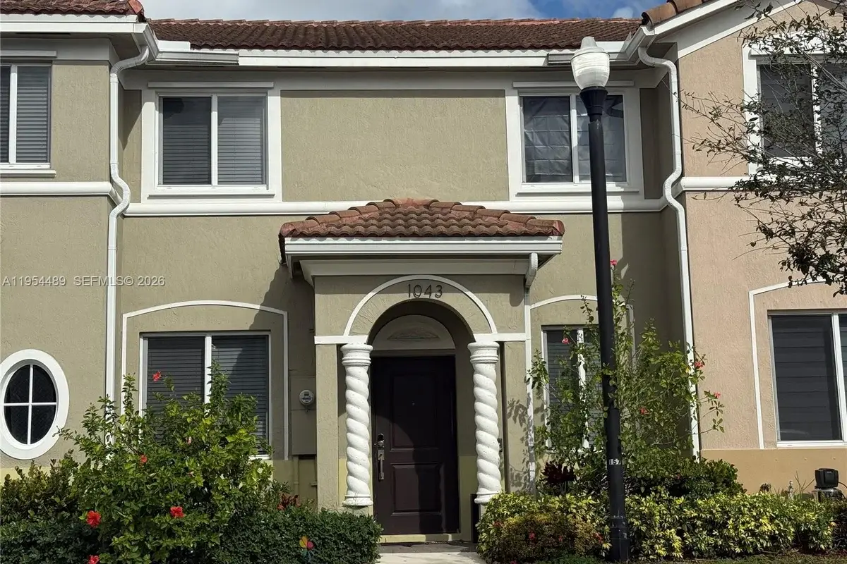 1043 SE 24th Ave, Homestead: photo 1 of 30