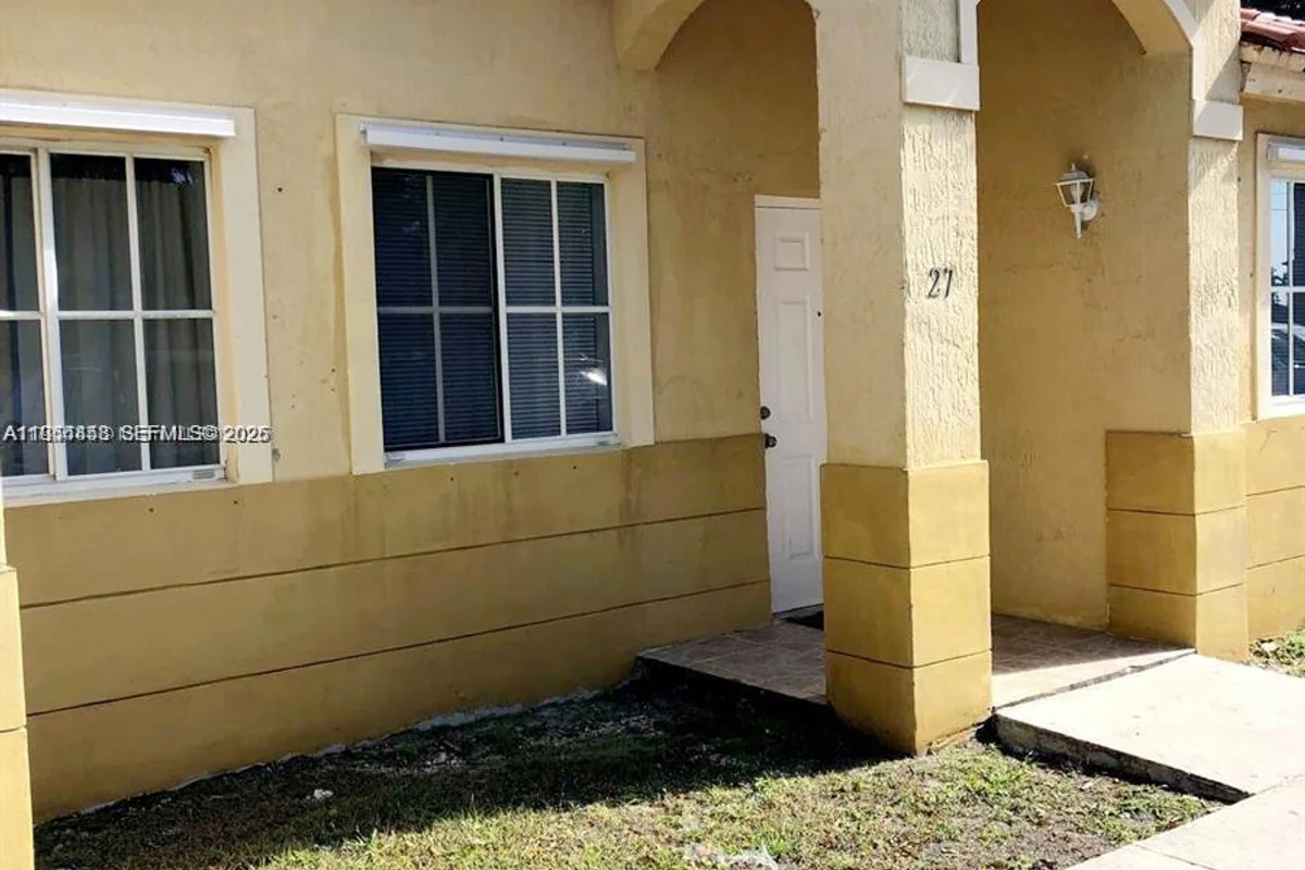 27 NE 13th Ave #4, Homestead: photo 1 of 8