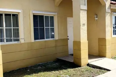 27 NE 13th Ave #4, Homestead: photo 1 of 8