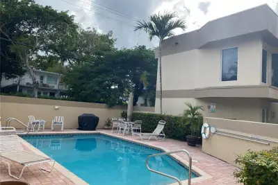 101 SE 15th Ave #E, Fort Lauderdale: photo 1 of 21