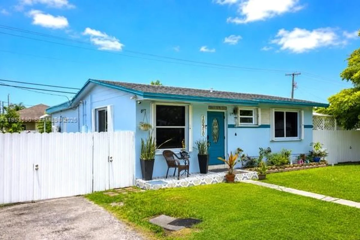10910 SW 217th Ter, Miami: photo 1 of 32