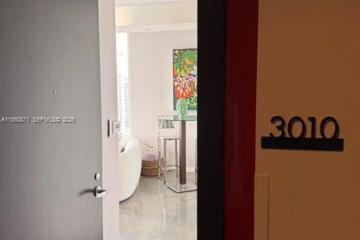 151 SE 1st St #3010, Miami: photo 1 of 23