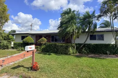 955 NW 4th St, Belle Glade: photo 1 of 53
