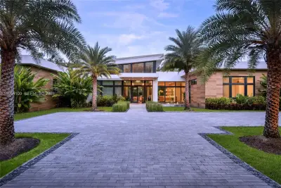 11050 SW 69th Ave, Pinecrest: photo 1 of 31