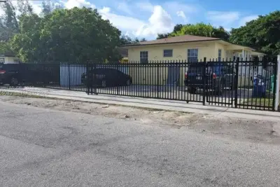 2729 NW 47th St, Miami: photo 1 of 25