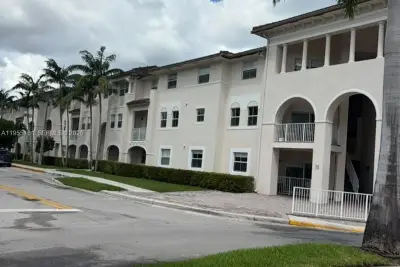11601 NW 89th St #107, Doral: photo 1 of 33