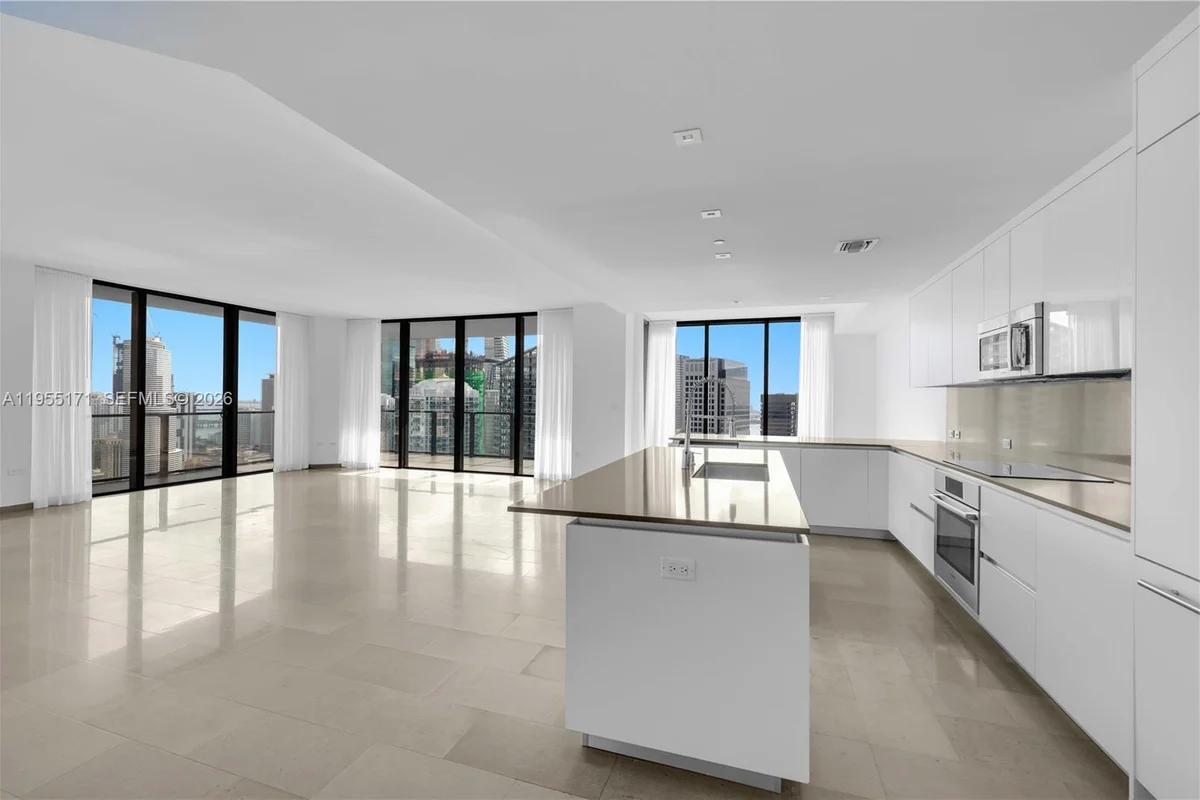 88 SW 7th St #3711, Miami: photo 1 of 47