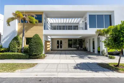 7451 NW 103rd Ct, Doral: photo 1 of 64