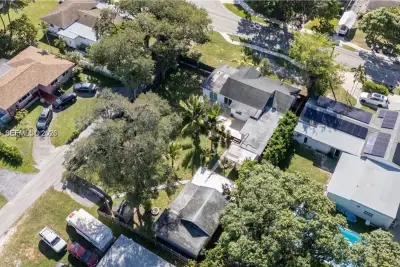 947 NE 149 #1, North Miami: photo 1 of 9