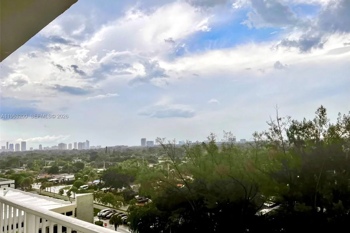1300 NE Miami Gardens Dr #1001E, Miami: photo 1 of 5