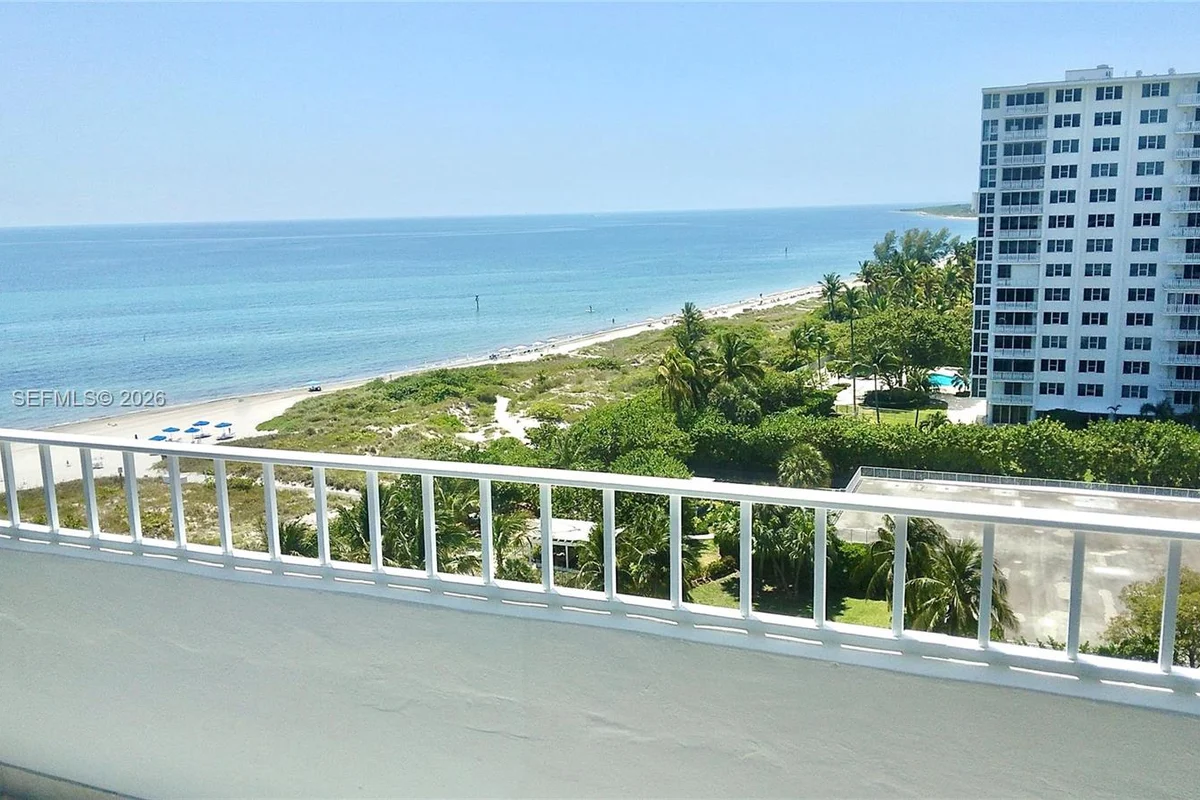Condo in Key Biscayne: photo 1 of 22