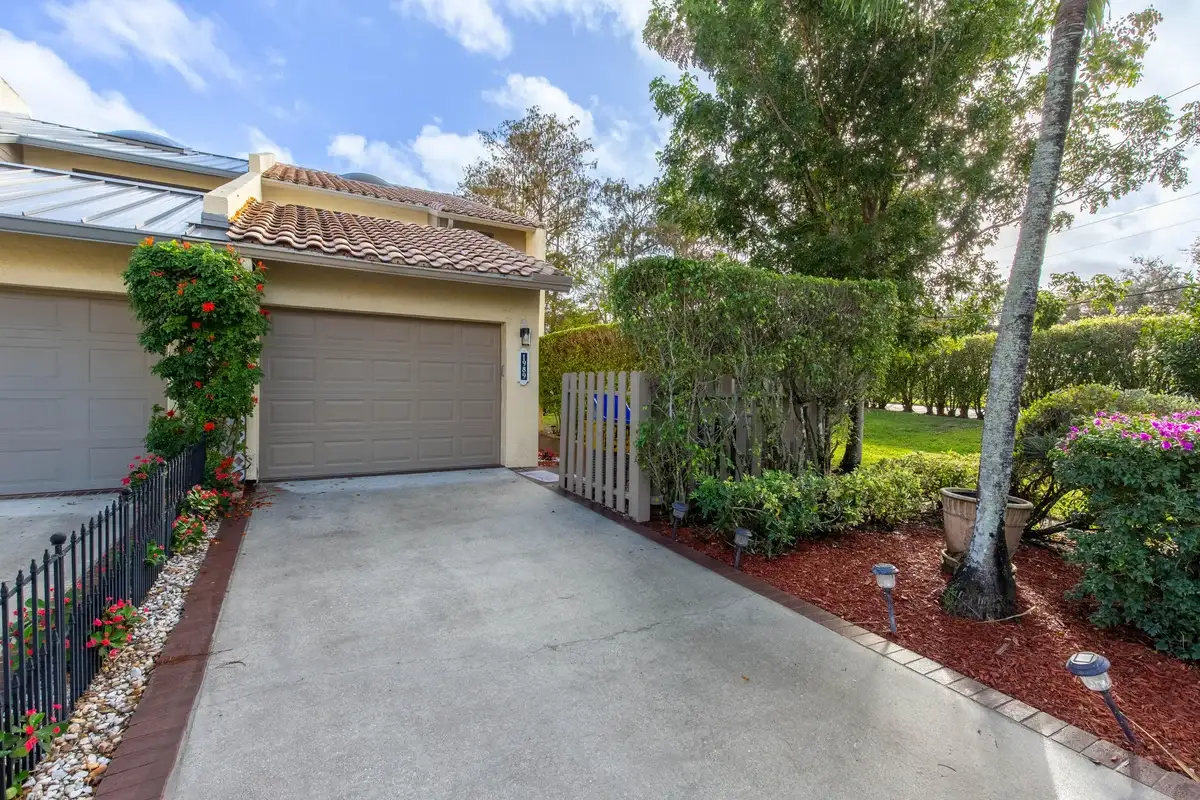 1989 Canterbury Cir, Wellington: photo 1 of 27