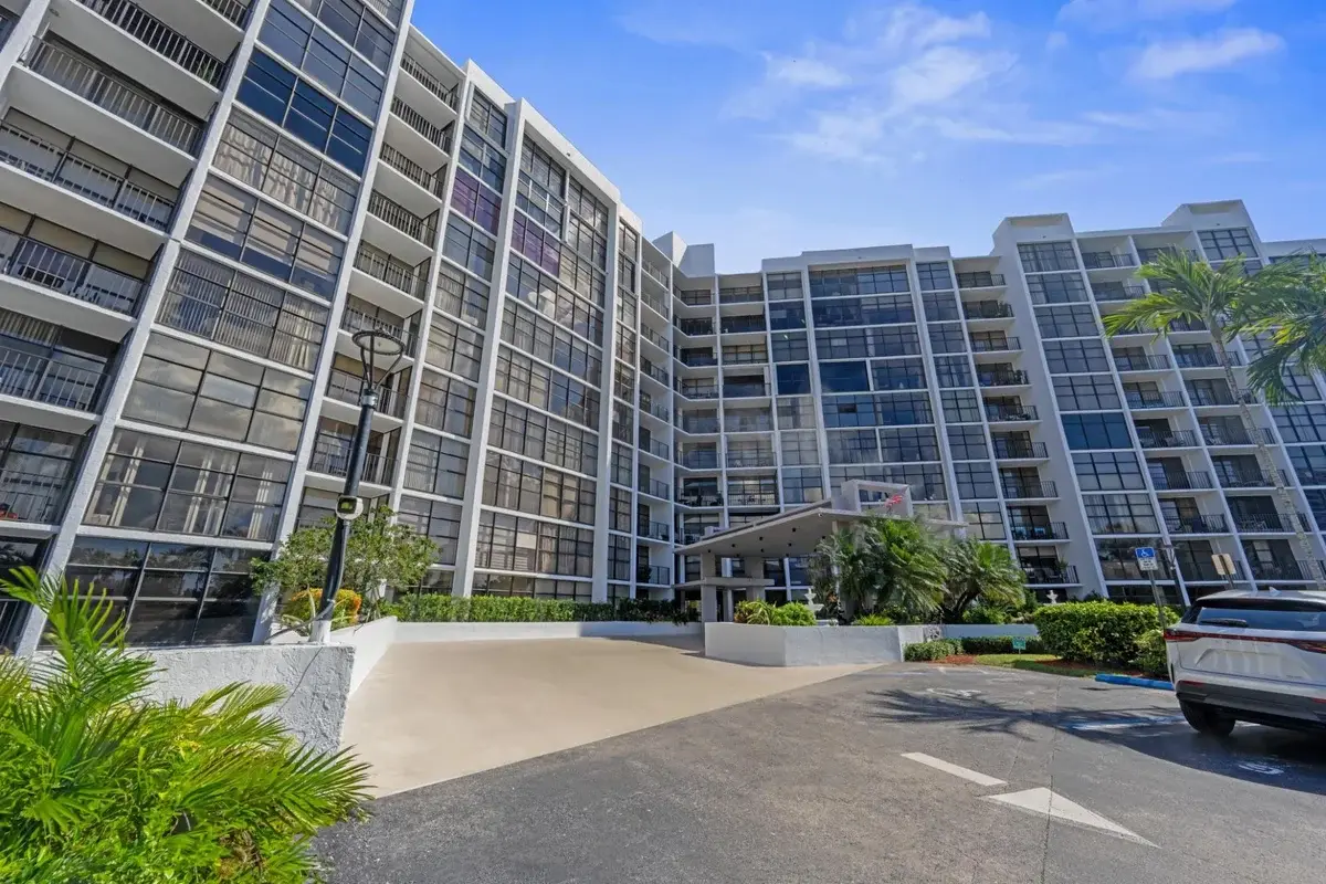 600 Parkview Dr #1111, Hallandale Beach: photo 1 of 26