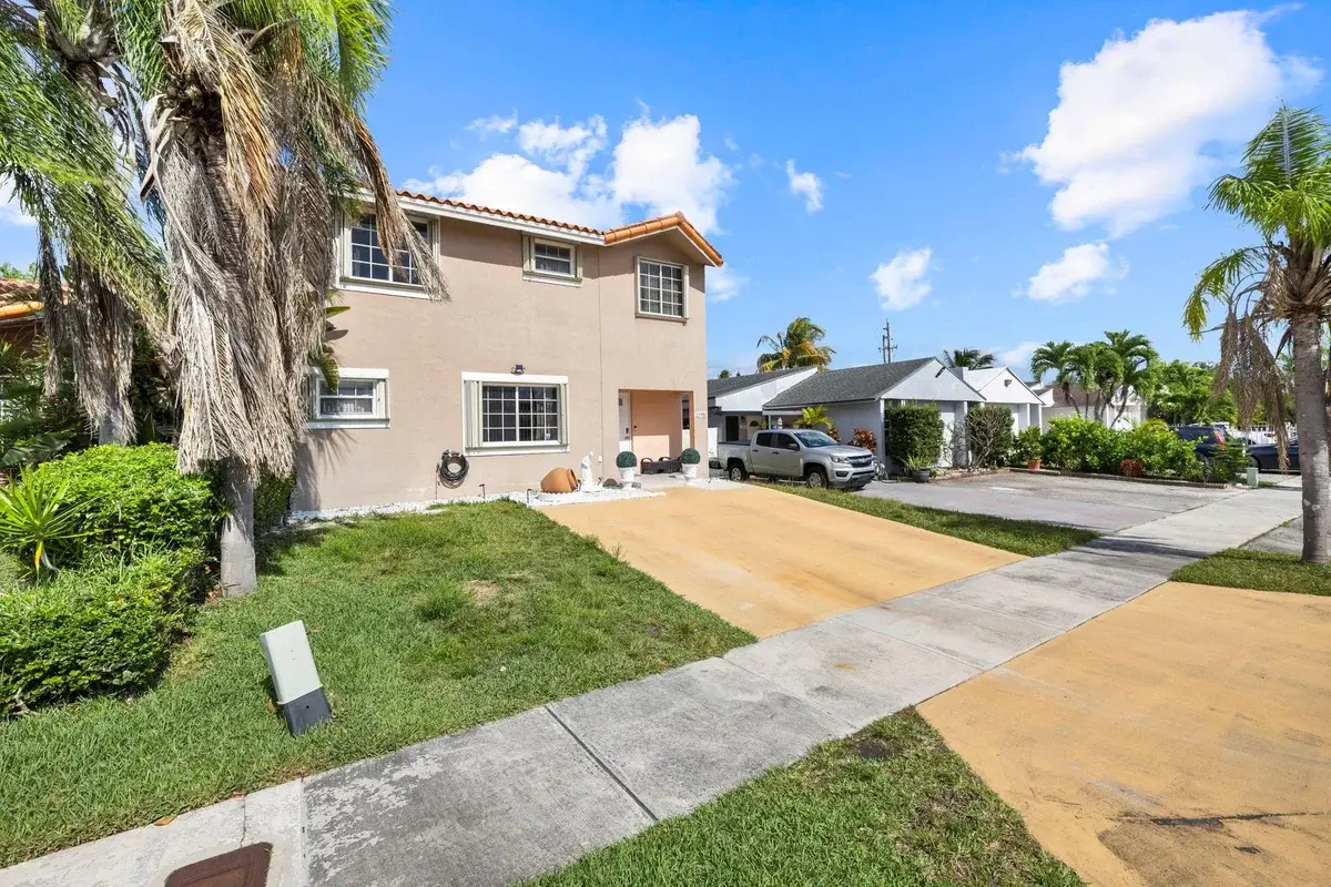 11951 SW 208th Ter, Miami: photo 1 of 50