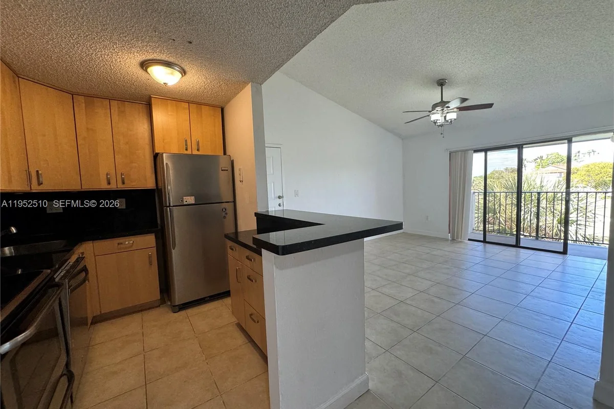 7235 NW 179th St #311, Hialeah: photo 1 of 8
