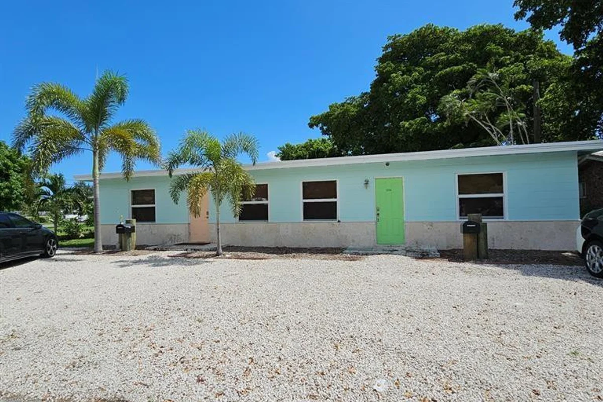 306 NE 13th Ave, Pompano Beach: photo 1 of 9