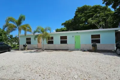 306 NE 13th Ave, Pompano Beach: photo 1 of 9