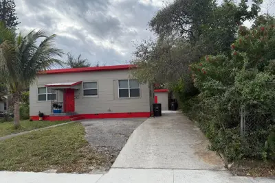 926 33rd St, West Palm Beach: photo 1 of 1
