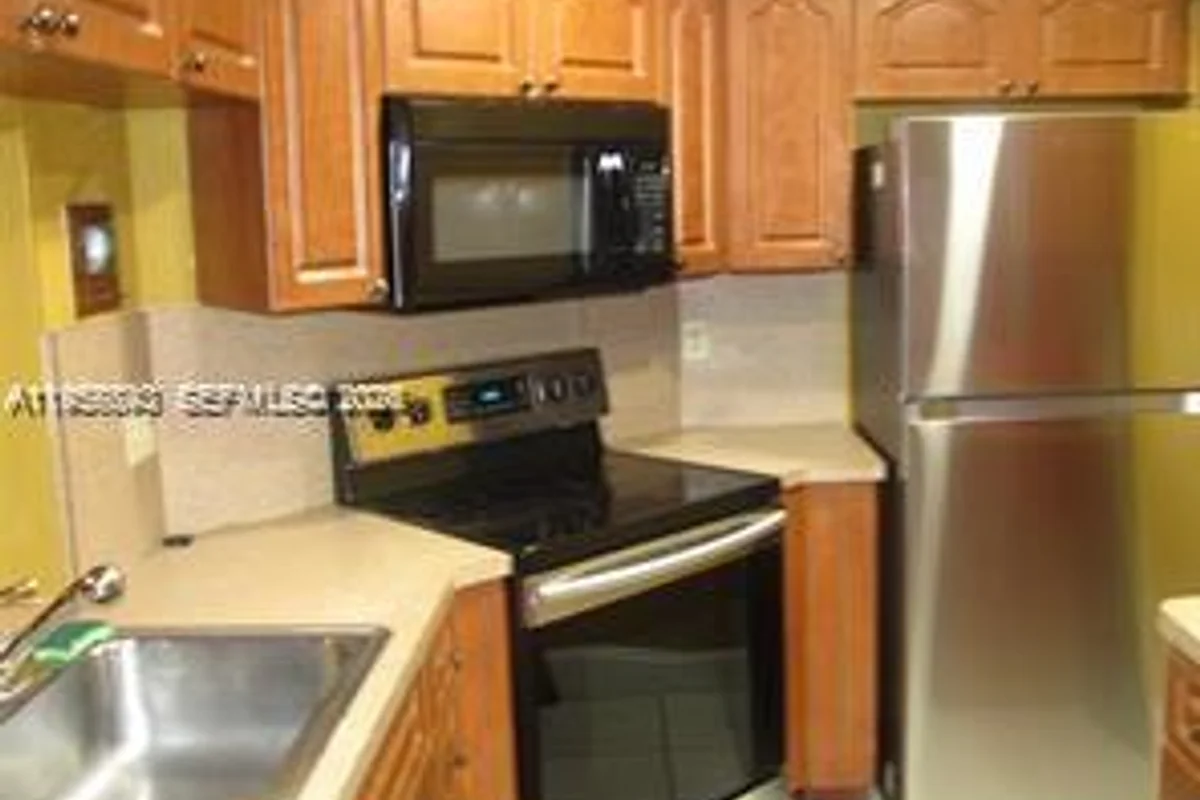 900 NE 209th Ter #104-31, Miami: photo 1 of 5