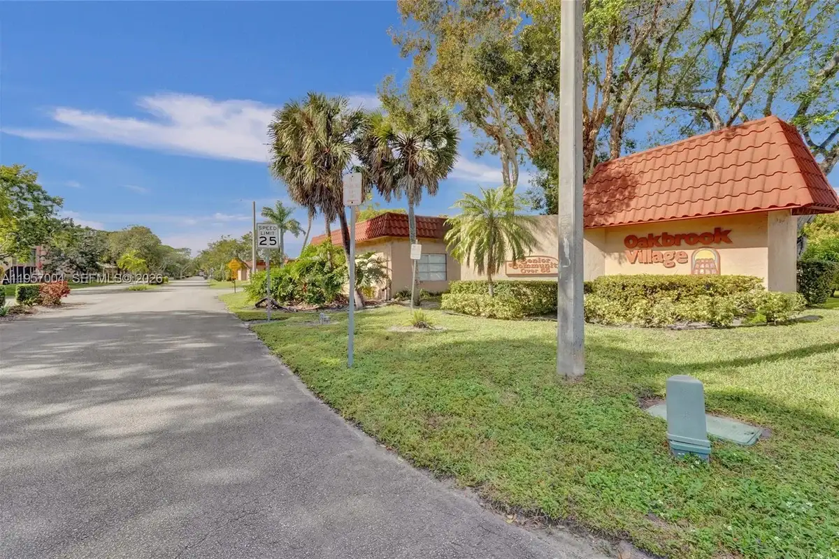 8260 SW 24th St #6210, North Lauderdale: photo 1 of 7