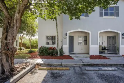 1518 SE 31 Ct, Homestead: photo 1 of 24