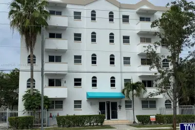 3052 SW 27th Ave #301, Miami: photo 1 of 16