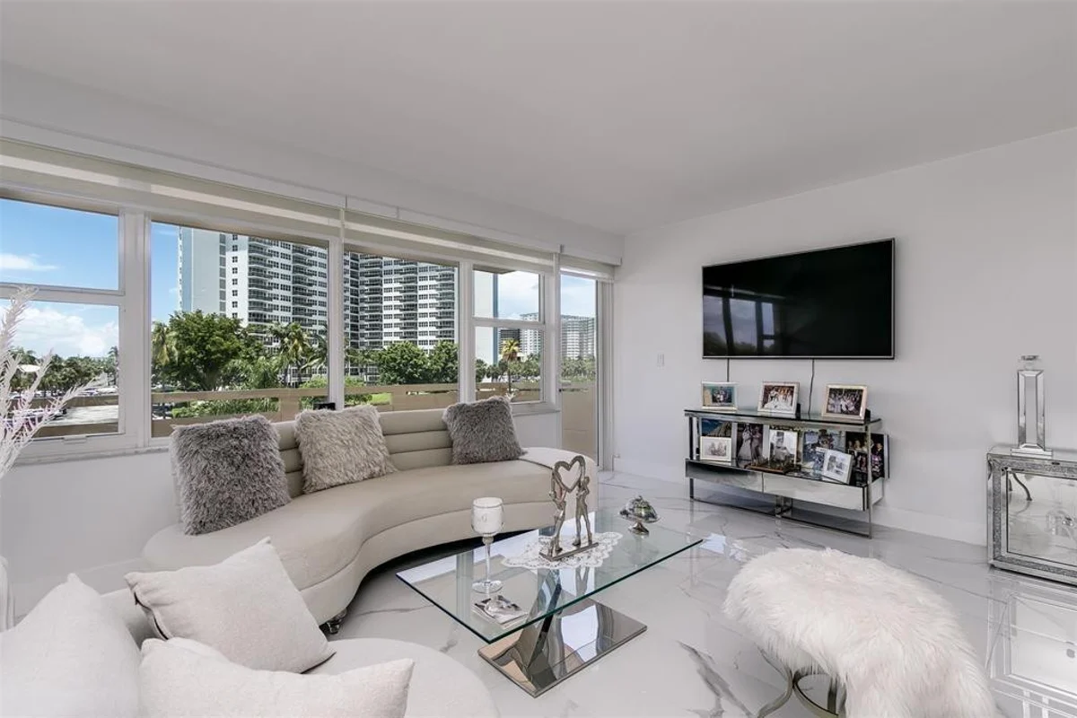 3333 NE 34th St #304, Fort Lauderdale: photo 1 of 38