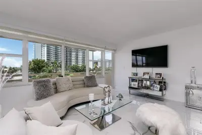 3333 NE 34th St #304, Fort Lauderdale: photo 1 of 38
