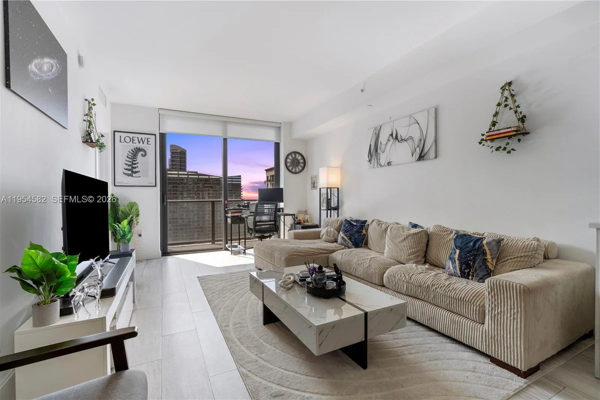 55 SW 9th St #3005, Miami: photo 1 of 23