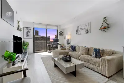 55 SW 9th St #3005, Miami: photo 1 of 23
