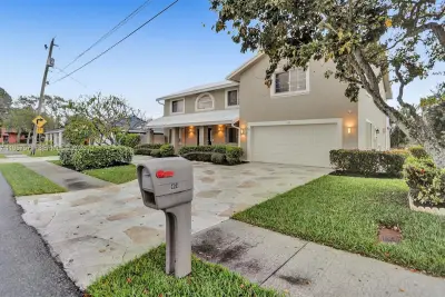 466 NE 8th Ave, Deerfield Beach: photo 1 of 98