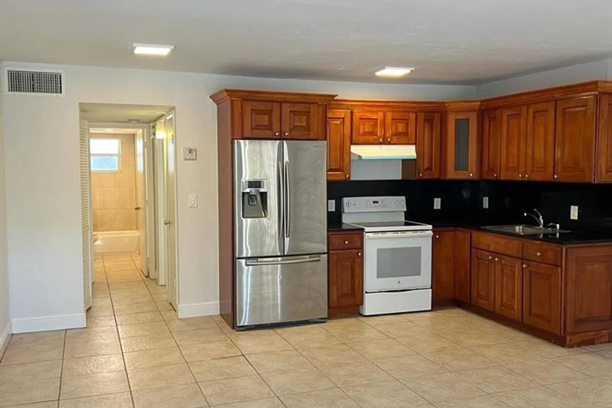 7851 Dunham Blvd #4, Miami: photo 1 of 13