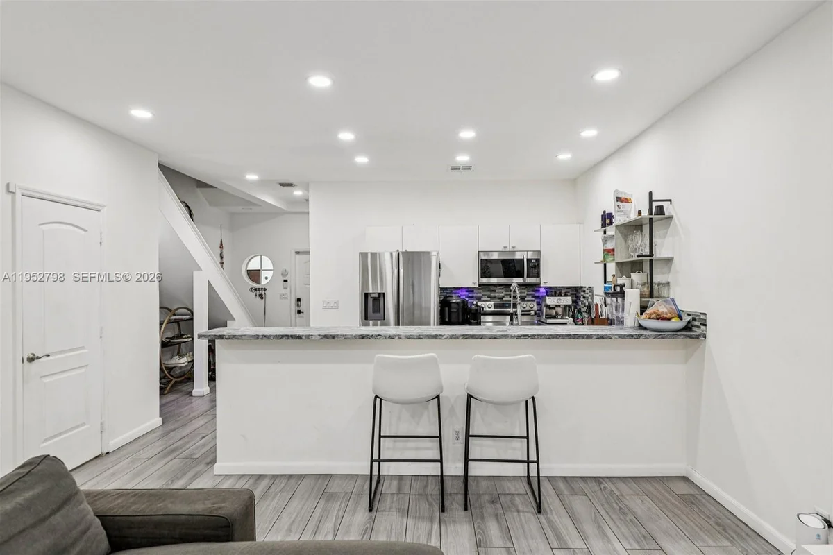 2307 Washington St #5, Hollywood: photo 1 of 31