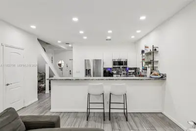 2307 Washington St #5, Hollywood: photo 1 of 31