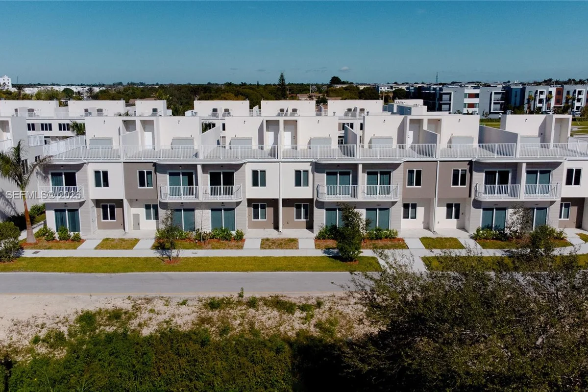 Townhouse in Homestead: photo 1 of 14