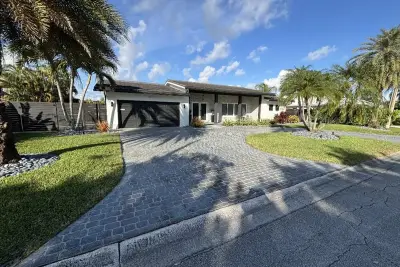 3017 NE 57th St, Fort Lauderdale: photo 1 of 15