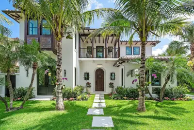 230 Pershing Way, West Palm Beach: photo 1 of 43