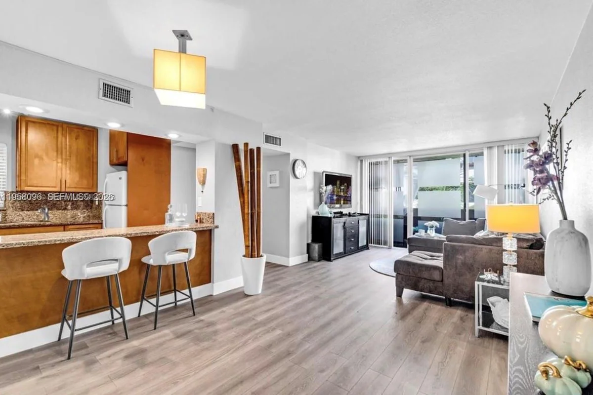 830 NW 87t Ave #303, Miami: photo 1 of 26