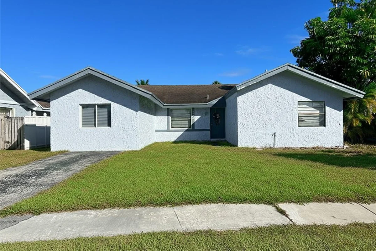 8205 SW 12th Pl, North Lauderdale: photo 1 of 10