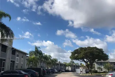 439 NE 210th Cir Ter #203-22, Miami: photo 1 of 6