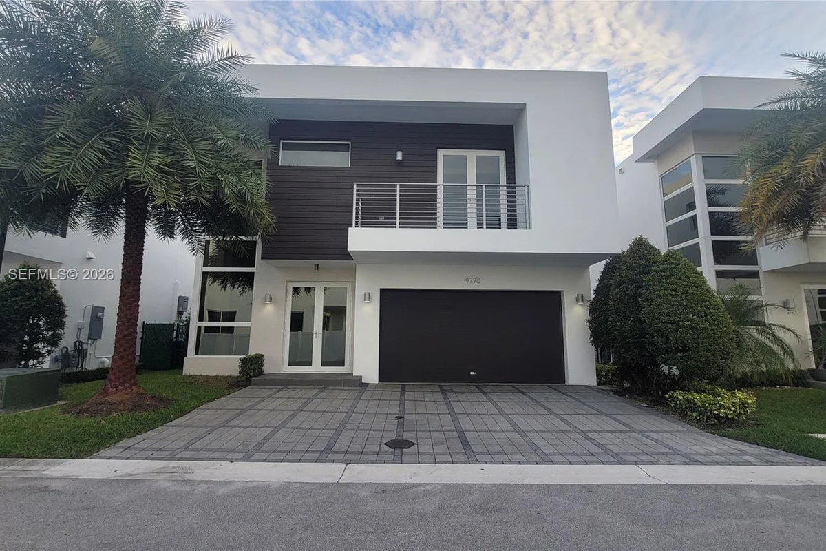House in Doral: photo 1 of 31