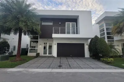 House in Doral: photo 1 of 31