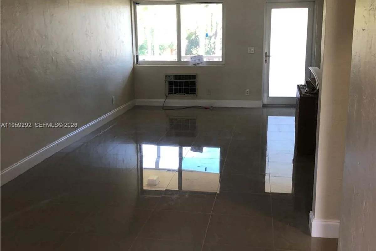 600 Layne Blvd #208, Hallandale Beach: photo 1 of 10