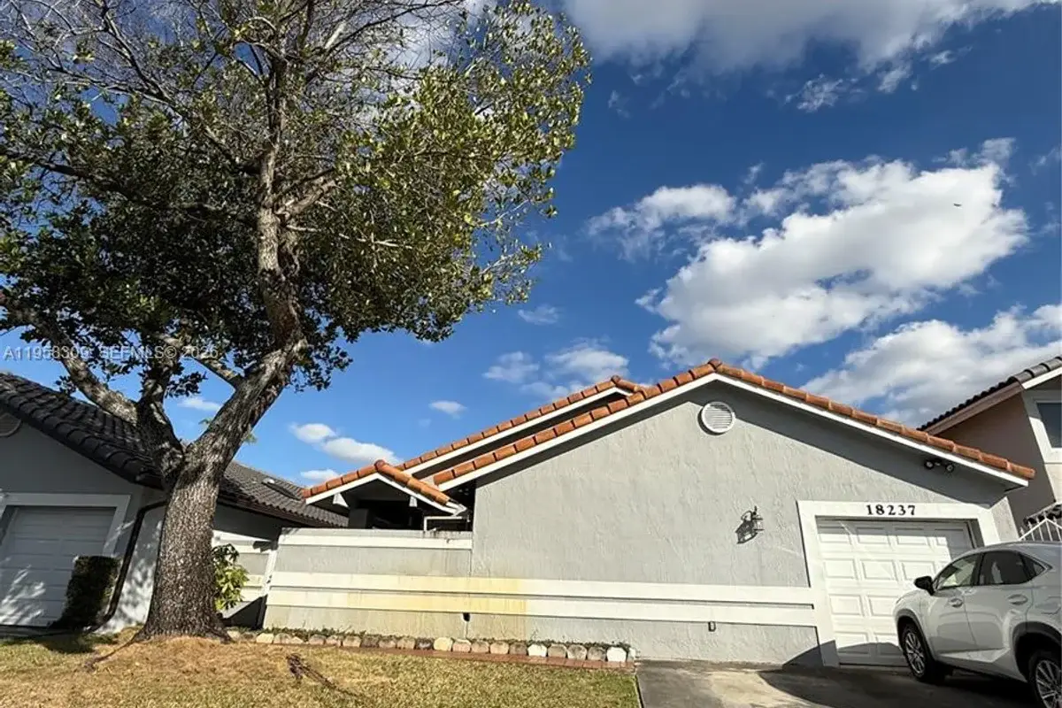 18237 NW 61st Pl, Hialeah: photo 1 of 16