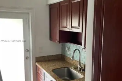 2121 Biarritz Dr #5, Miami Beach: photo 1 of 9