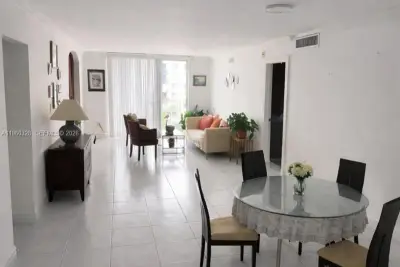1470 NE 125th Ter #701, North Miami: photo 1 of 6
