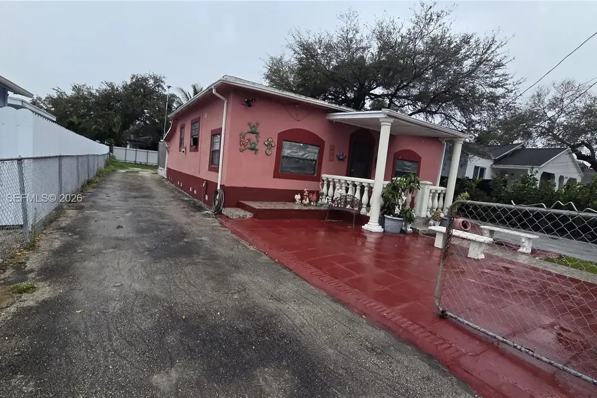 2764 NW 31st St, Miami: photo 1 of 28